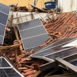 Escombros de teto de churrascaria que desabou com painéis solares na Paraíba. Fonte: Canal Solar.