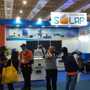 Visitantes ao stand da Inovacare SOLAR na Intersolar South America