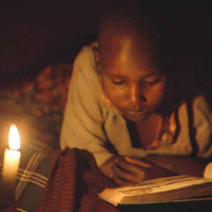 Menina estudando à luz de velas na Tanzânia, 2015.
