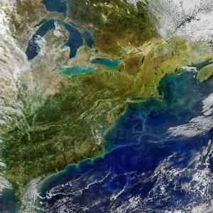 Com a chegada do outono à América do Norte, as cores da clorofila abrem espaço para tons amarelados e alaranjados, visíveis nesta foto capturada pelo instrumento MODIS da NASA em outubro de 2017. Créditos: Norman Kuring, Goddard Space Flight Center.