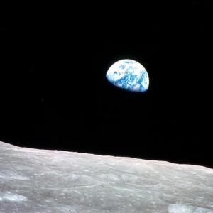 Imagem icônica que revela a vastidão do espaço, a solidão do cosmo e a fragilidade da Terra. Foto tirada pelo astronauta William Anders enquanto orbitava a lua durante a missão Apollo 8. Créditos: NASA.